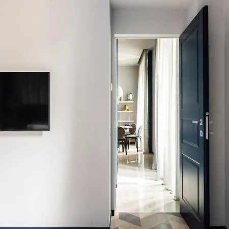 Palazzo Visconti - By Myhomeincomo * Комо